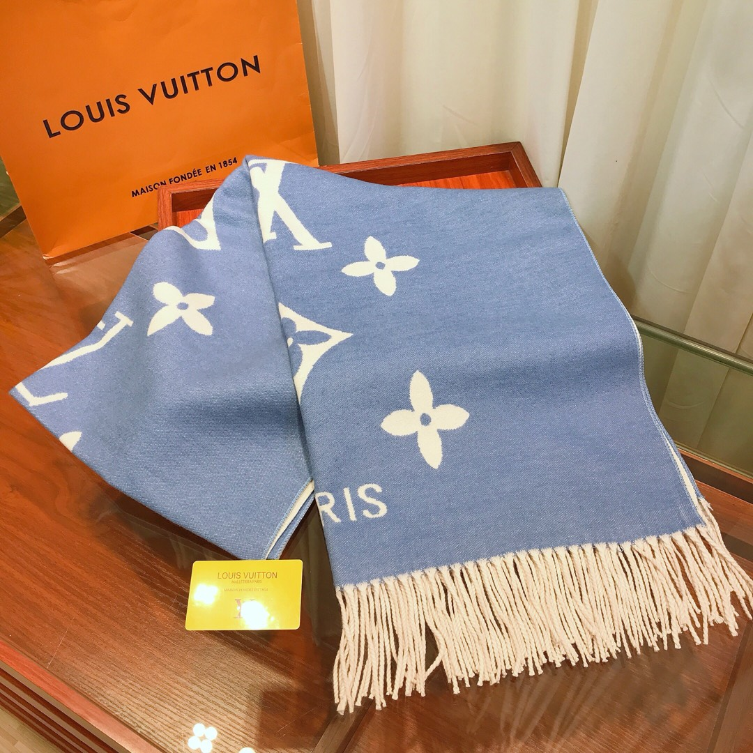 Classic Four-Leaf Clover Scarf